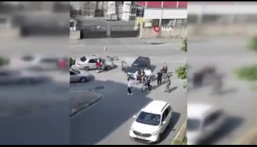 Yol verme kavgası... Tekmeler yumruklar havada uçuştu