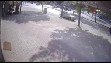 Drift yaparken kaldırımdaki adamı ezdi
