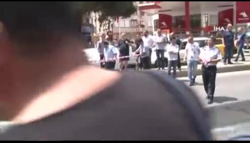 Minibüs şoförü aracını ateşe verdi