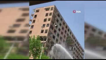 Tehlikeli yıkım kameraya yansıdı