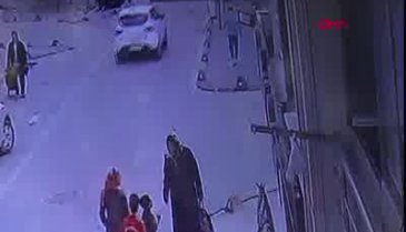 Küçük kızı altına alarak metrelerce sürükledi