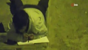 İş adamı, sokak lambasında ders çalışan çocuğa ev bağışladı