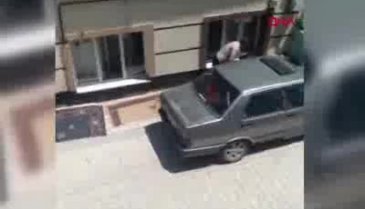 Sokak ortasında baba şiddeti! 2 oğlunu tekme tokat dövdü