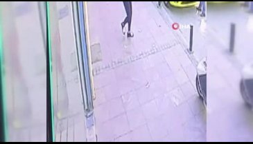 Turist adamdan Türk arkadaşına sokak ortasında şiddet