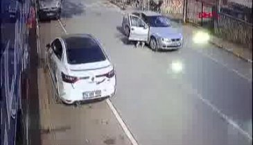 Dövdüğü kadını otomobilden attı