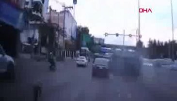 Kamyonetteki bebek yola savruldu!