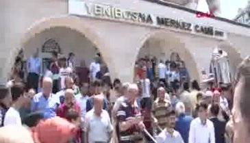 Ekrem İmamoğlu Cuma namazını Yenibosna'da kıldı