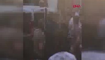 Bursa'da kadını döven Suriyeli genci, çevredekiler darbetti