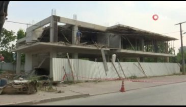 Bursa Atapark'taki kaçak bina yıkılıyor