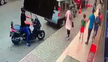 Fırın önünde bekleyen kadına silahlı saldırı kamerada