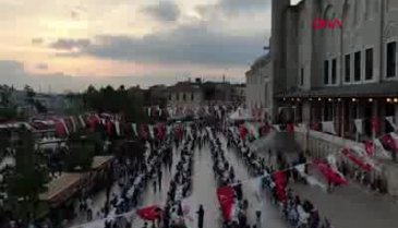 Fatih Camii avlusunda binlerce kişi oruç açtı