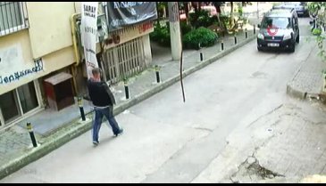Bursa'da araçtan cep telefonu çalan hırsız güvenlik kamerasına yakalandı
