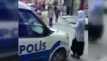 Sokakta sigara içen kadına dayak!