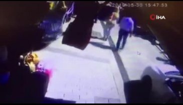 Yabancı uyruklu gazeteciye aracın çarptığı anlar kameraya yansıdı