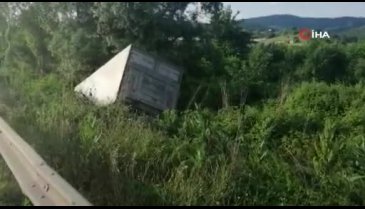 Bursa'da gıda yüklü kamyon şarampole yuvarlandı