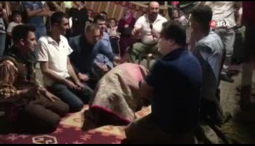 Bursa'da birbirlerini kemerle döverek geleneklerini yaşatıyorlar