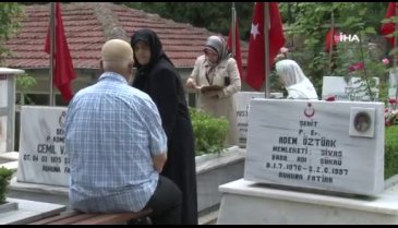 Bursa'da şehitlikte buruk bayram