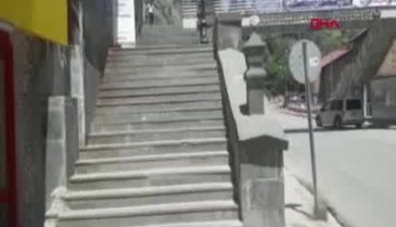 Hızını alamayınca basamaklardan otomobiliyle indi!