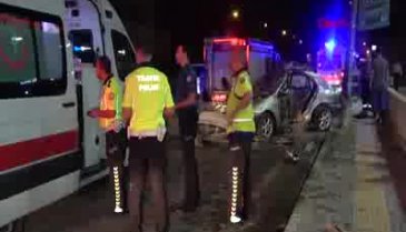 Bursa'da direğe çarpan otomobil 3'e bölündü, sürücü yaralandı