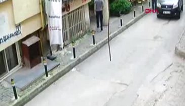 Bursa'da otomobilden telefon çalarken güvenlik kamerasına yakalandı