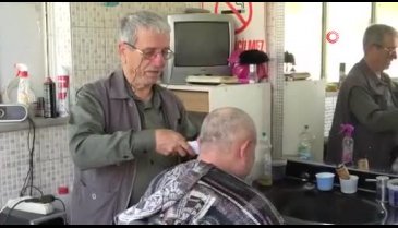 Bursa'da köyün kuruluşundan itibaren ölenlerin resimlerini sergiliyor