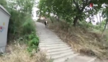 Merdivenlerden bisikletle inmek isteyen genç basamaklardan takla attı