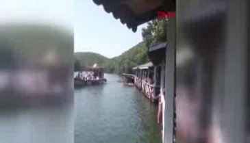 Şile'de çardak çöktü, vatandaşlar göle düştü