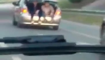 Bursa'da otomobilin bagajında tehlikeli yolculuk