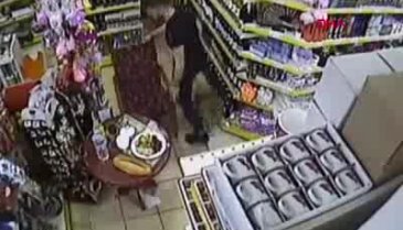 Agresif Rus turist köpeği tekmeleyip, iş yeri sahibine kafa attı