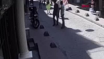 Yabancı uyruklu iki kadın güpegündüz darp edildi!