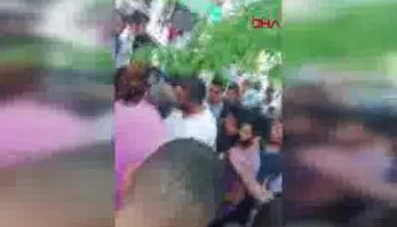 Parkta hareketli anlar! Polis vatandaşın elinden güçlükle kurtardı