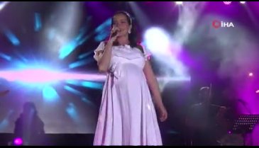 Bengü, karnı burnunda konser verdi