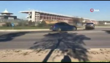 Trafikteki lüks araçların tehlikeli drift şovu