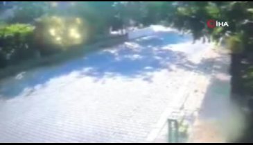 Motosikletli çocukları otomobiliyle kovaladı, o anlar kameraya yansıdı