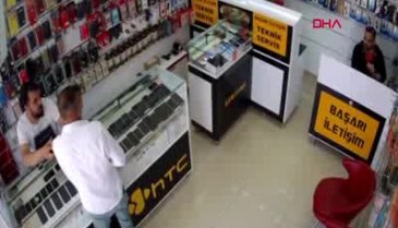 Tamir için bırakılan cep telefonunun bataryası patladı!