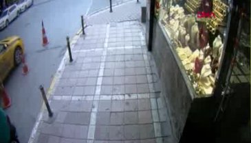 Kuyumcudaki kaşla göz arasındaki hırsızlık kamerada!