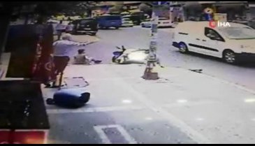 Motosikletteki kasksız gençler ölümden döndü