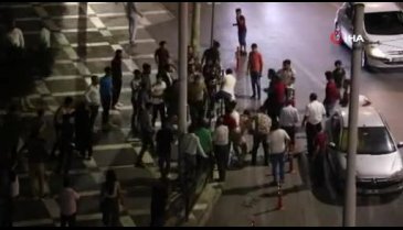 İki grup arasında çıkan tekme tokat kavga kameraya yansıdı