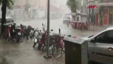 Bursa İnegöl'de aniden bastıran yağmur sokakları göle çevirdi