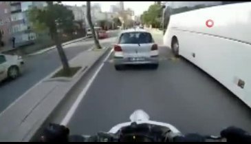 Motosikletlinin 'tek teker terörü' kamerada