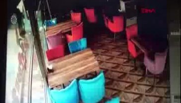 Park halindeyken hareketlenen otobüs kafeye daldı