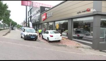 Bursa'da mobilya mağazasına müşteri yerine otomobil girdi