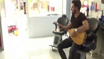 Bursa'daki bu kuafördeki müşteriler, sazlı sözlü tıraş oluyor
