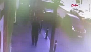 Motosiklet ile taksinin çarpışması kamerada