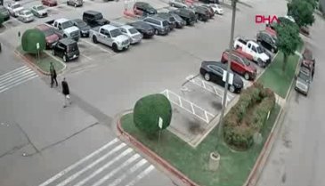 İçinde bebeğin bulunduğu puseti alıp yere fırlattı