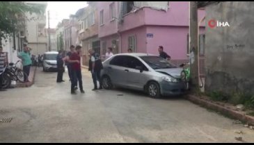 Bursa'da akılalmaz olay! Kavga ettiği şahsın aracını çalıştırıp direğe çarptı