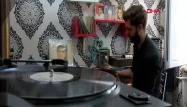 Bursalı genç, otomobil teklifine rağmen plaklarını satmıyor