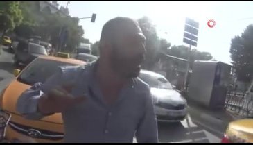 Taksici ile motosikletlinin "plaka yamuldu" kavgası