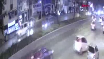 Bursa'da yayaya iki otomobilin çarpma anı kamerada