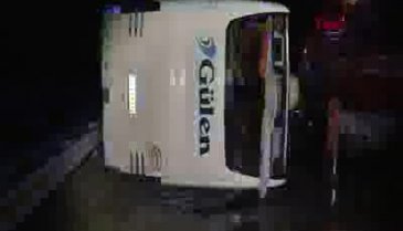 Yolcu otobüsü devrildi: 16 yaralı